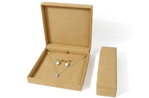 Pendant box.jpg